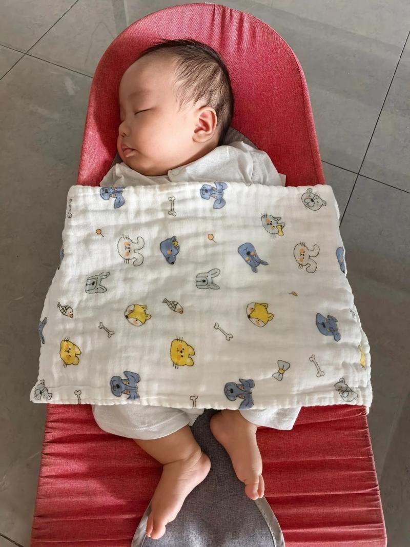 妈妈在客厅瑜伽垫上锻炼旁边婴儿在摇椅中睡觉