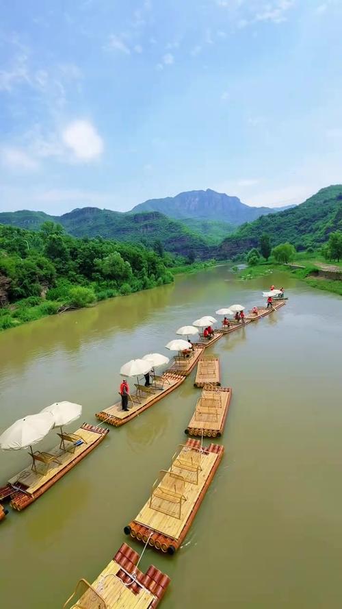 南漳漳河春季清滩竹筏景观