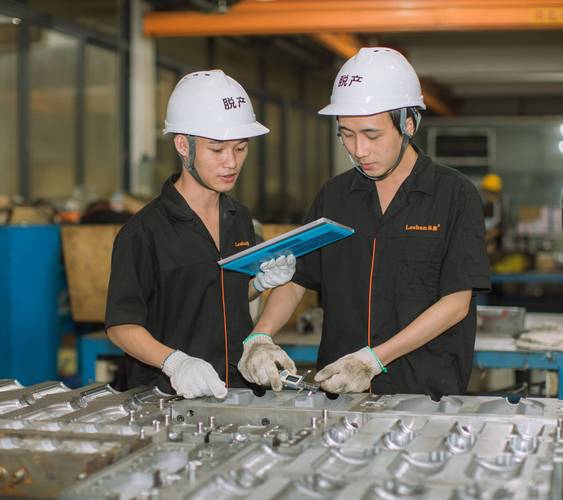 工业并购尽调团队在重型机床车间核查设备状态