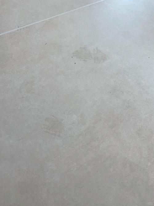 微水泥地面划痕和油渍清洁难题