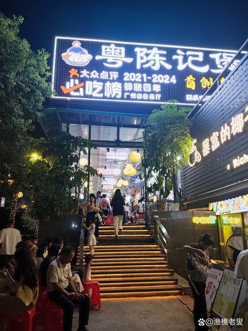 广州老巷居民楼门口的本土美食店排队图