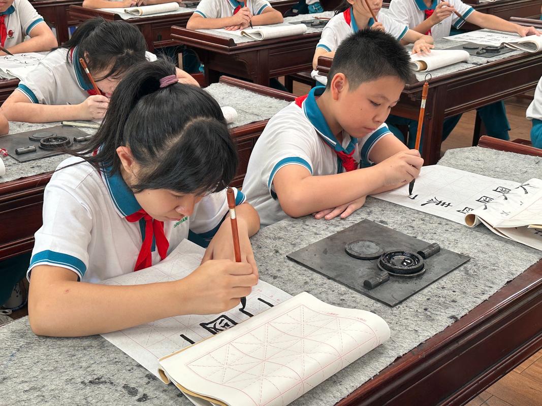 小学生在毛边纸上自由写汉字的日常场景