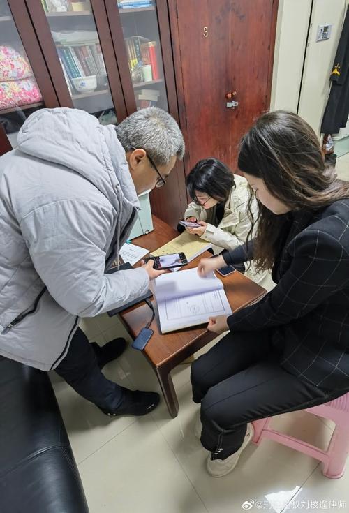 债务追偿律所律师团队核对案件证据材料实拍