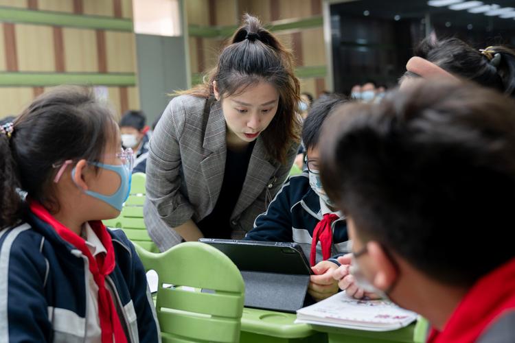 小学教师用平板查看班级数学小测学情数据
