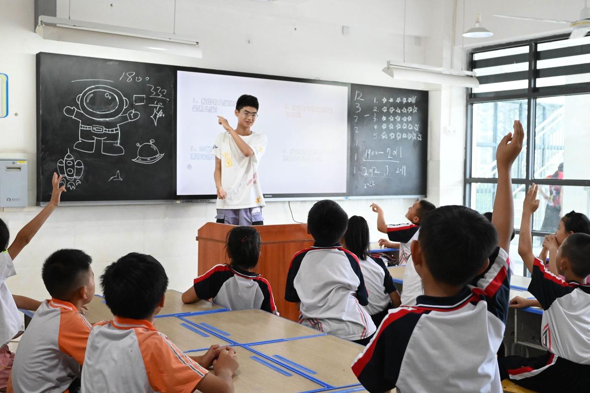 中学教室学生举手回答问题场景