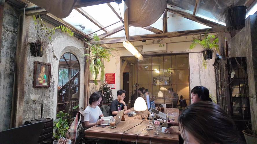 越南岘港海边公寓远程办公的数字游民