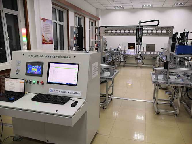 柔性传感器中试车间 工程师调试设备