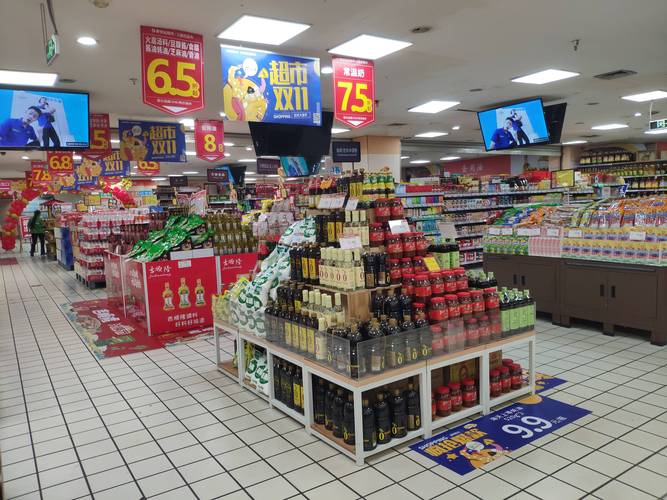 超市入口促销堆头实拍
