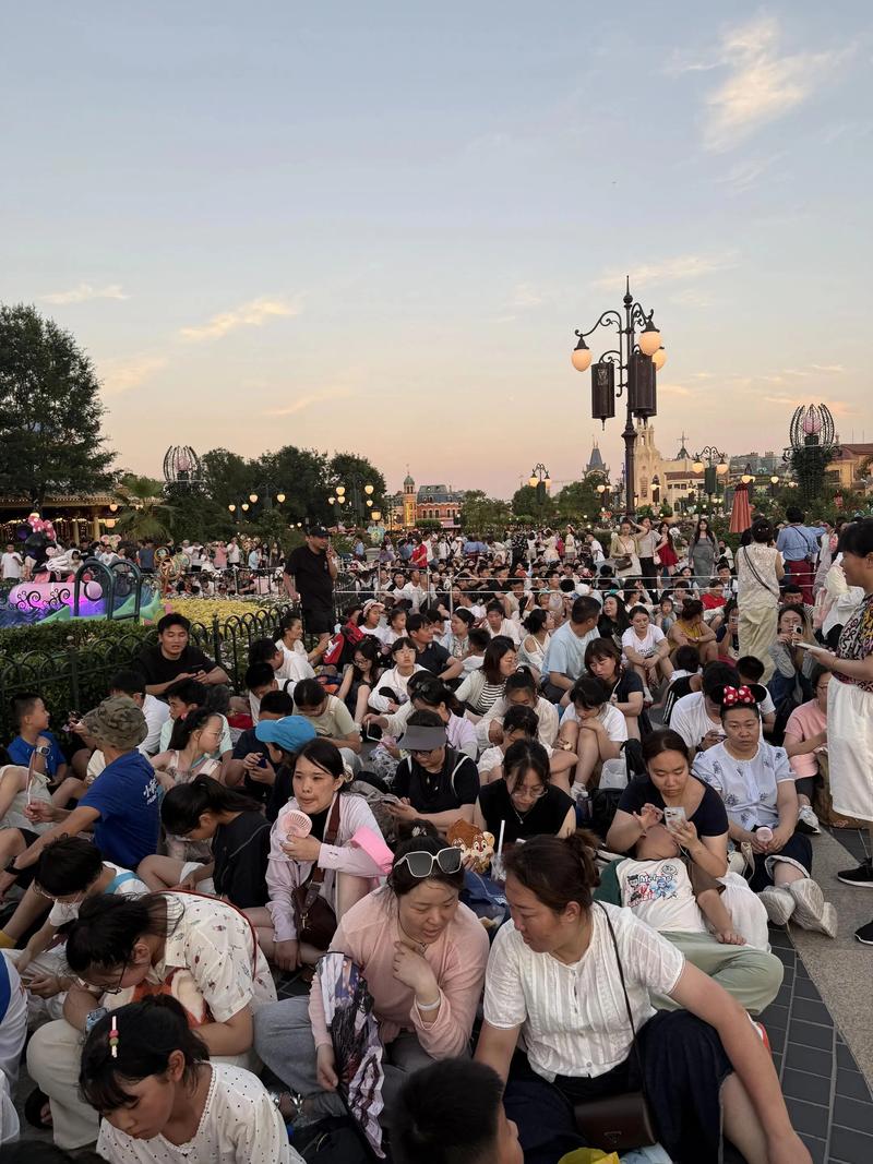 低角度仰拍城堡避开广场人群拥挤画面