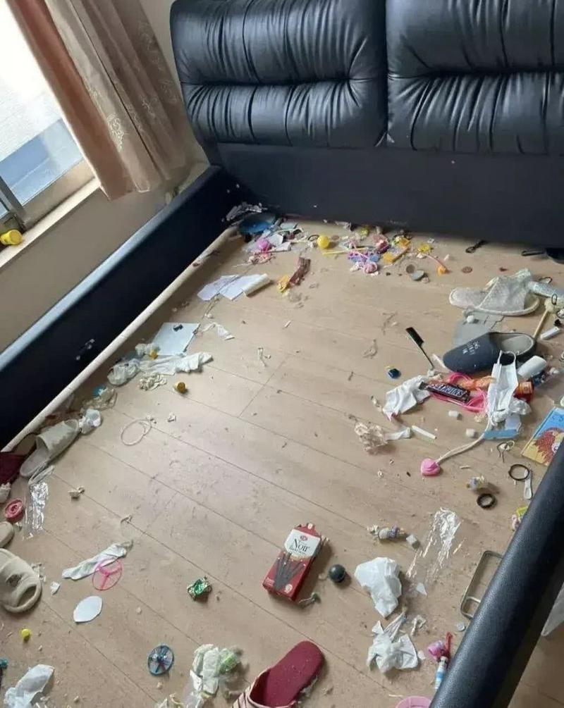 床底清洁掏出杂物的居家实拍