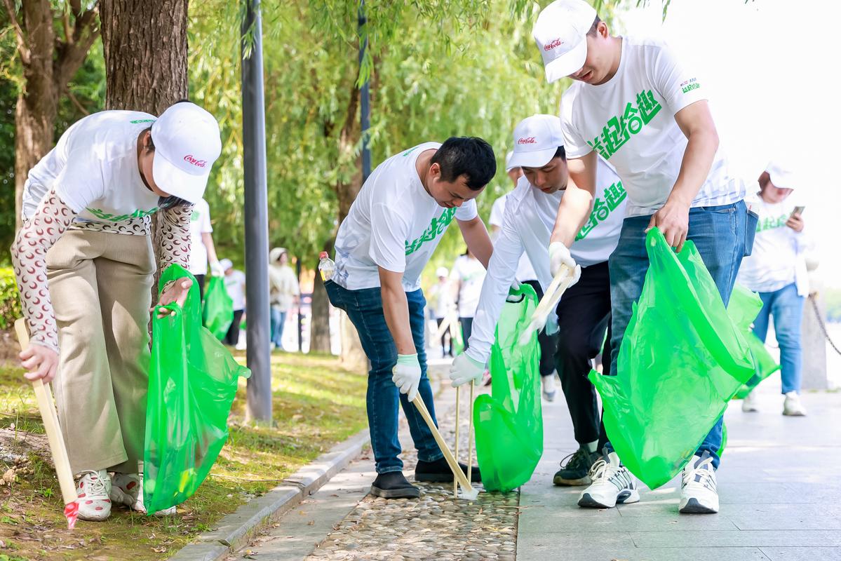 企业员工在紫金山步道捡拾沿途垃圾