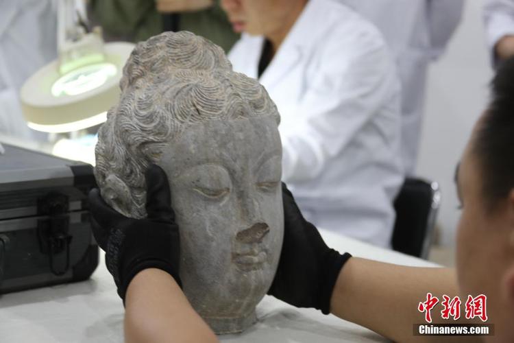 龙门石窟宾阳三洞石刻留痕修复现场