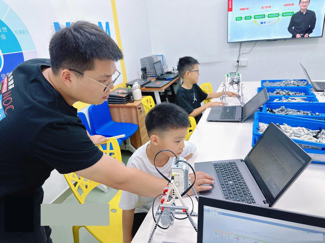 孩子们合作讨论机器人编程的课堂