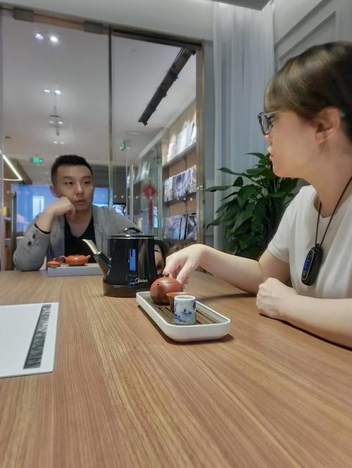 管理者和下属在茶水间轻松1v1沟通的实拍图