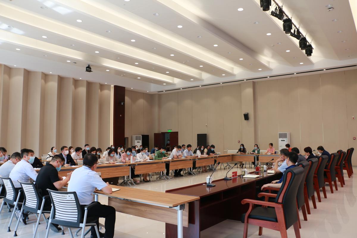 企业迁移过程中劳动关系合规转移方案研讨会议场景