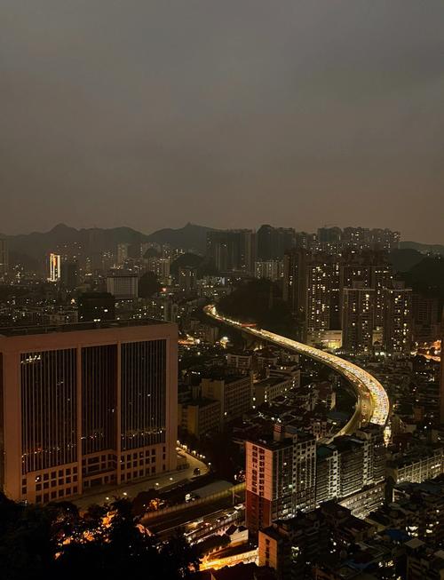 晚上十点,爬上东山寺看城市心跳