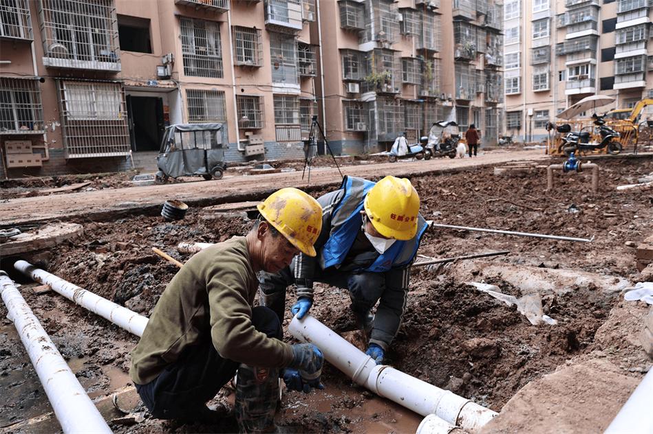 南京老旧小区改造更换下水管道施工现场
