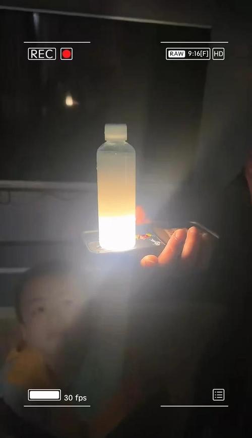家长和孩子在家用玻璃杯牛奶手电筒做光散射小实验