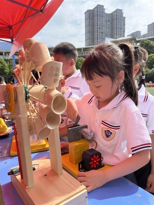小区长椅上小学生小组做科学作业场景