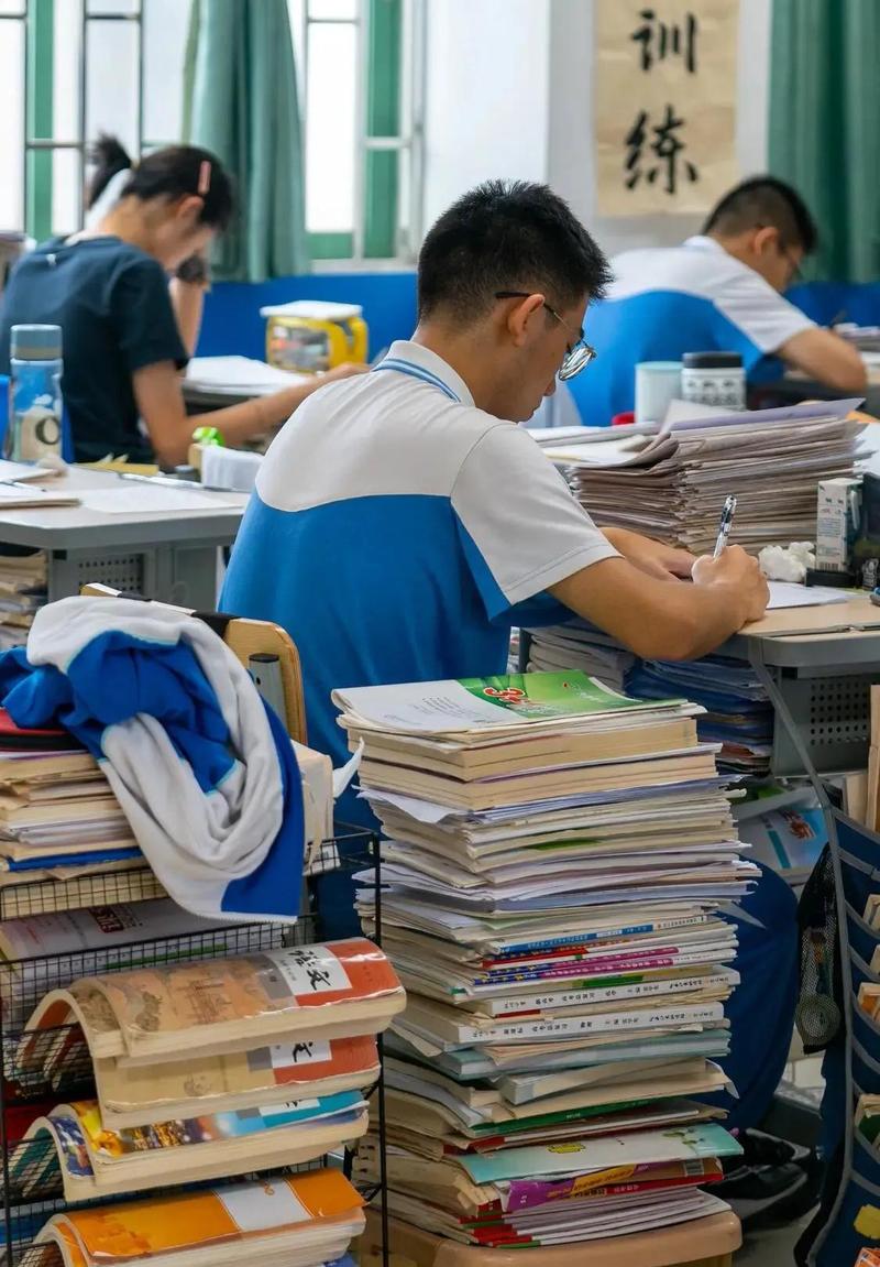 高中教室晚自修学生压着沃柑的练习册特写