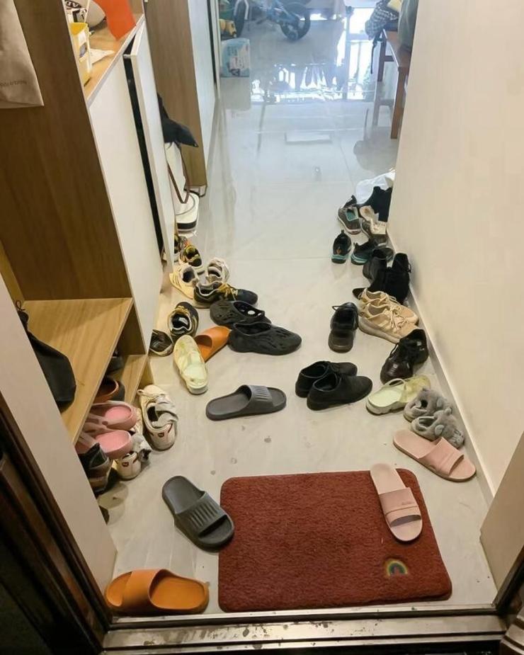 梅雨季出租屋玄关堆杂物实景