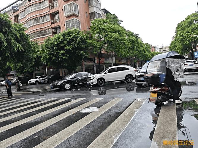 城市十字路口交通事故处理现场图