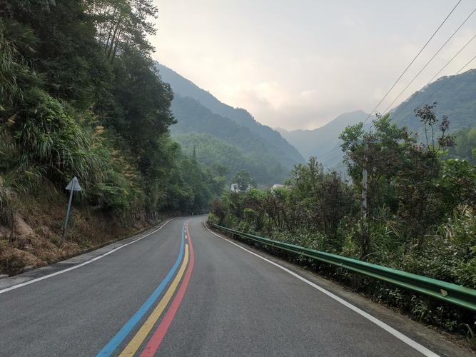 乡村盘山公路清晨上学路