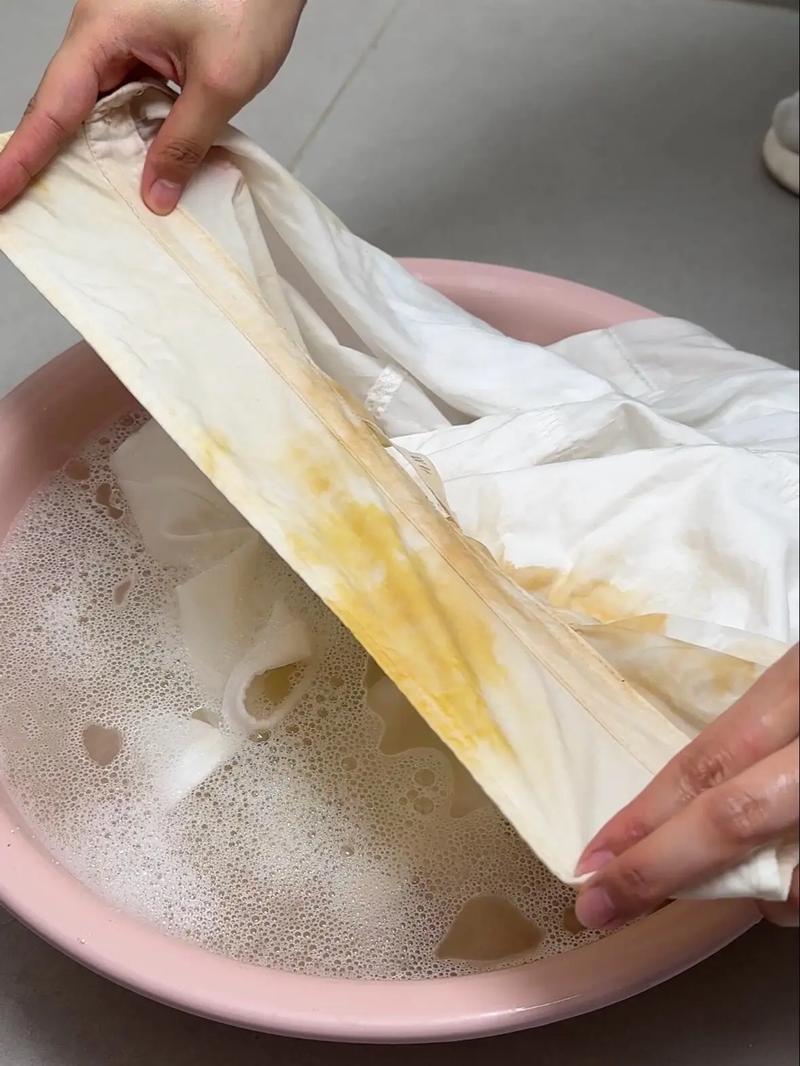 用淘米水浸泡发黄白衬衫