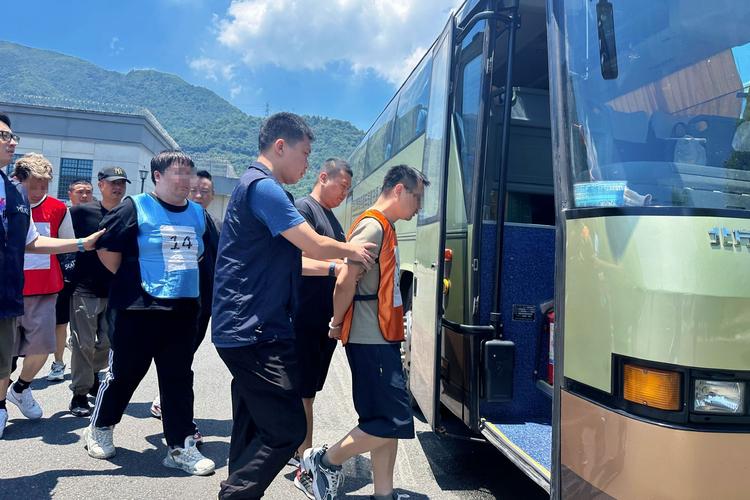 警方破获非法调取公民银行流水案件抓捕现场图
