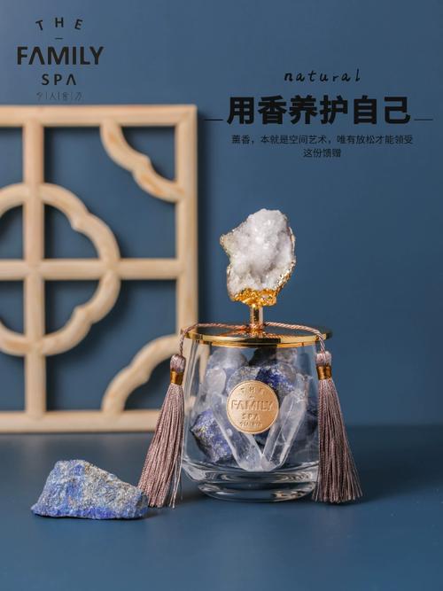 床头柜上放着薰衣草精油扩香石的温馨特写