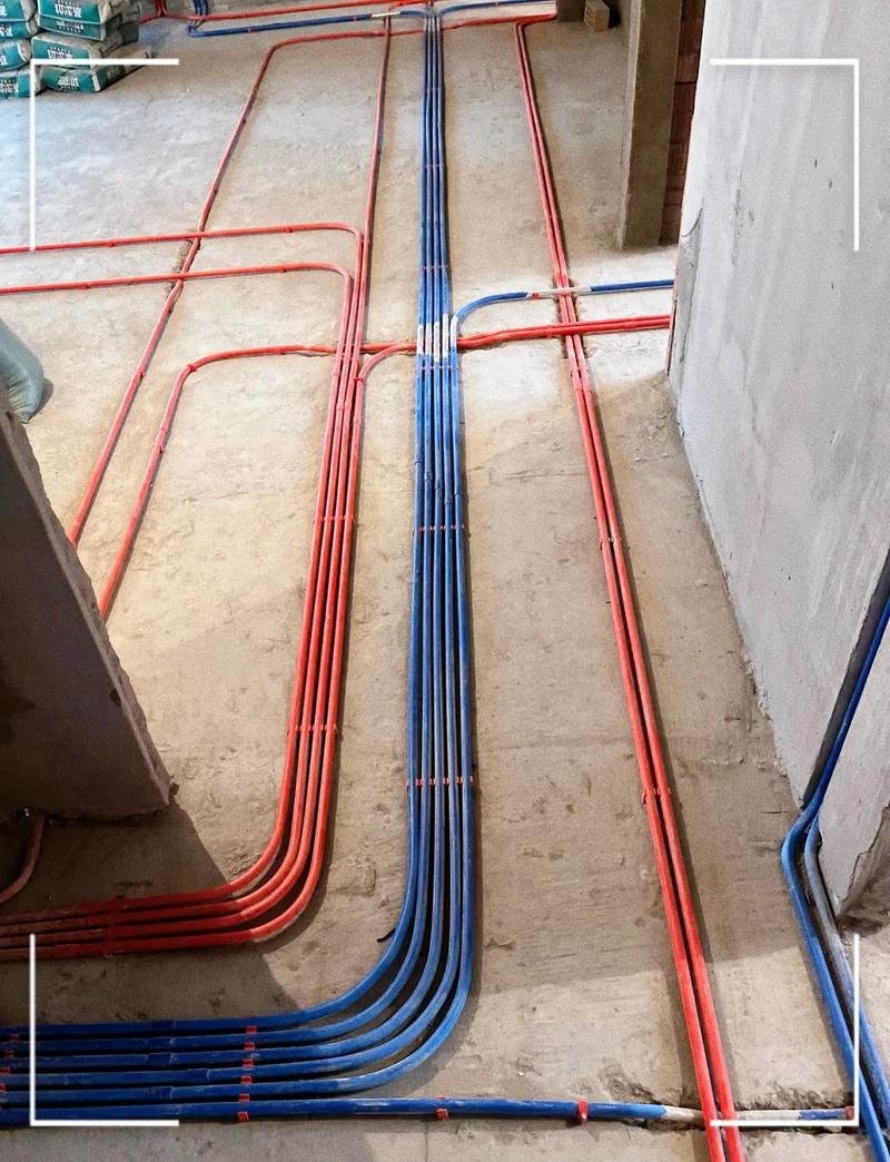 家装水电改造冷热水管布局施工现场