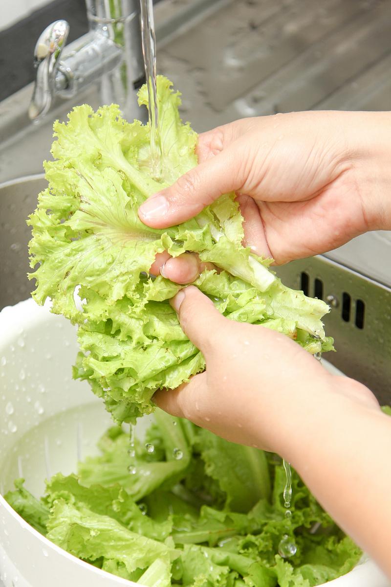 绿叶菜掰开逐片清洗实景图