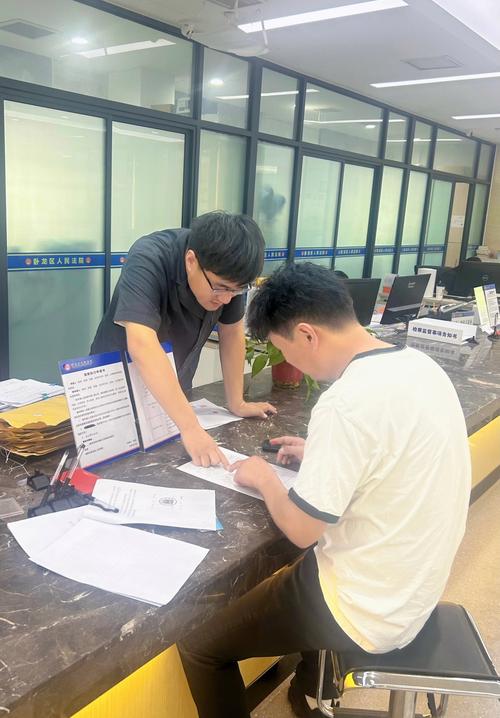 群众向法院提交行政诉讼立案材料实景