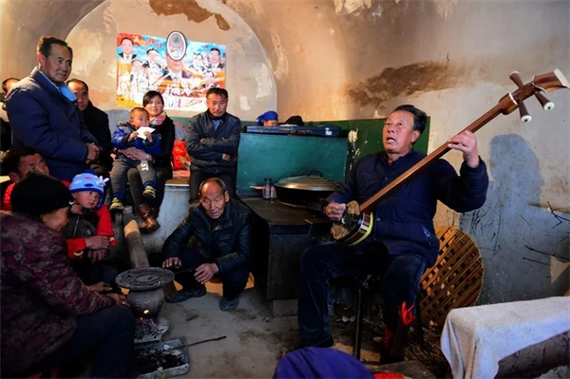 陕北延安窑洞门口说书听众场景