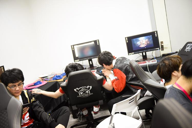 CSGO职业电竞比赛赛前选手设备调试现场