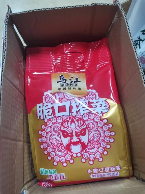 超市冷柜里摆放的榨菜潮牌联名款亮粉色包装袋