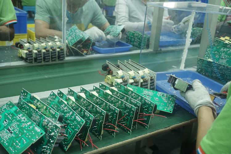 工厂流水线改造更换可编程逻辑控制器现场
