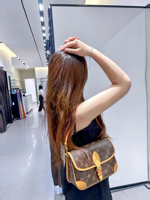 159cm女生背长法棍包视觉显高对比