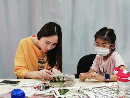 工业从业者周末在家陪孩子拼模型温馨场景