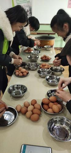 制造企业员工带孩子在厂区早餐桌前一起剥鸡蛋