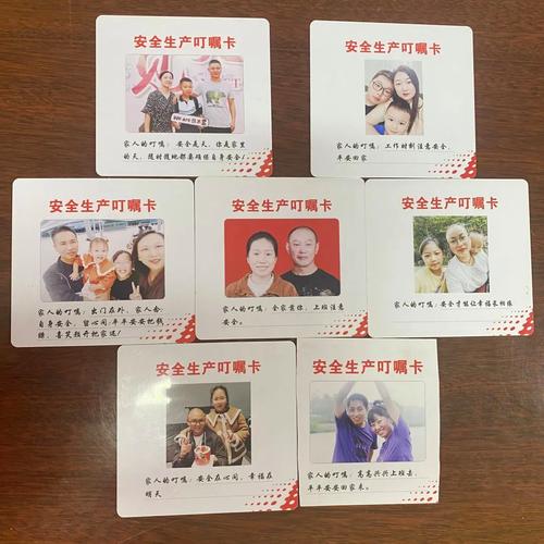 安全帽内贴着母亲平安祝福字条