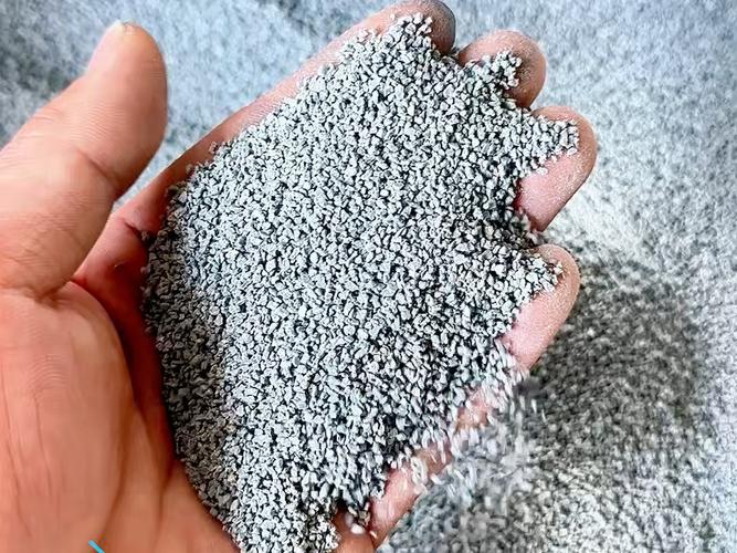 工业造粒车间粉末飞扬与颗粒成品对比