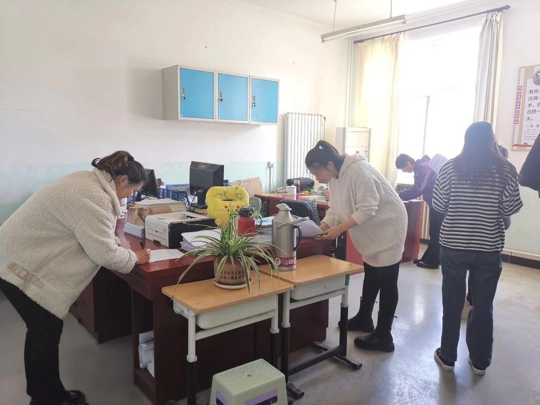中小学师生平等沟通办公室场景图