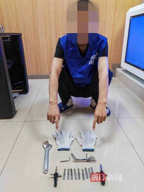民警展示嫌疑人用于技术开锁的简易工具套装