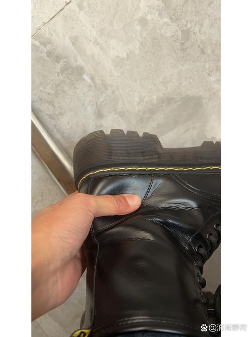 麂皮马丁靴表面水痕晕开实拍