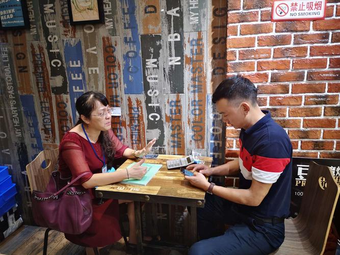糖水店街头咨询离婚的当事人场景
