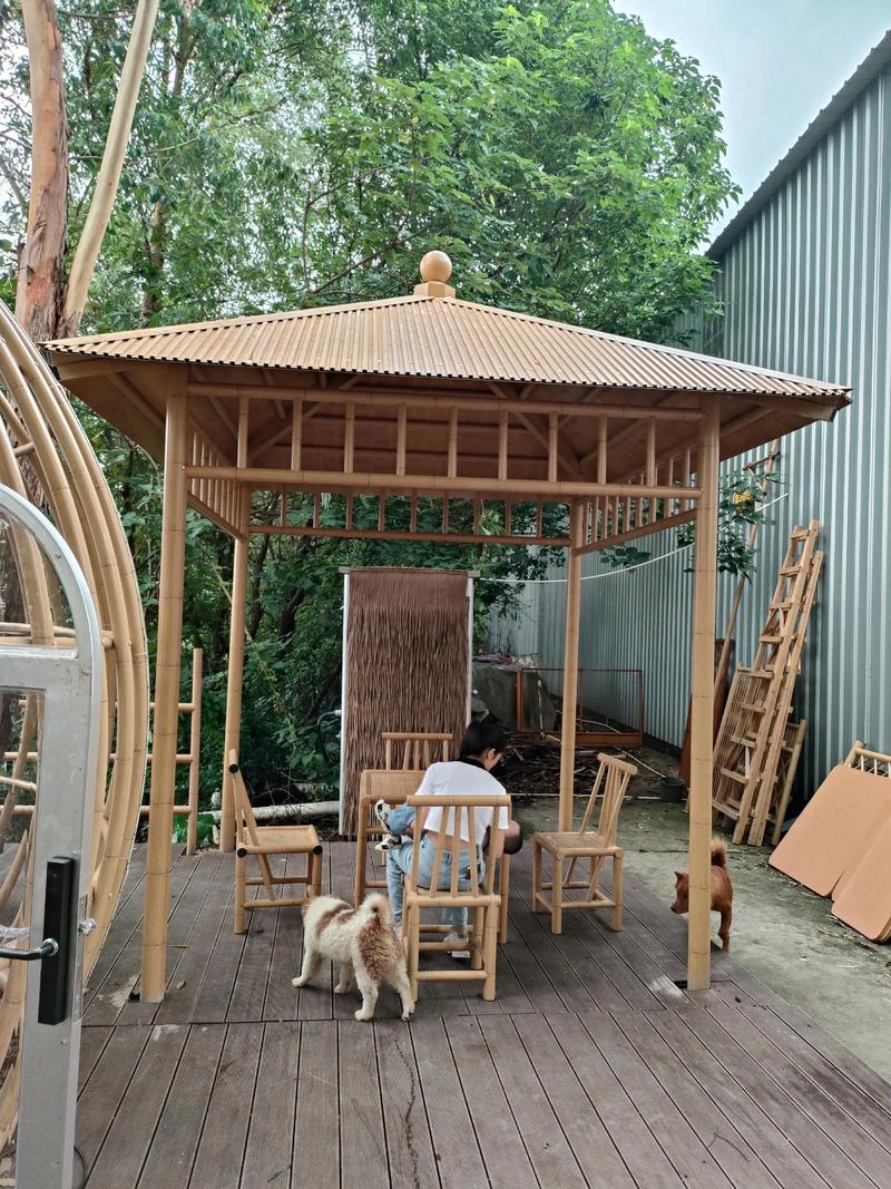 私家院落手工建造的竹木凉亭过程实拍
