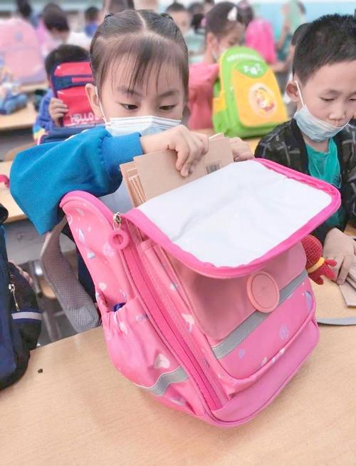 幼小衔接孩子独立整理书包特写