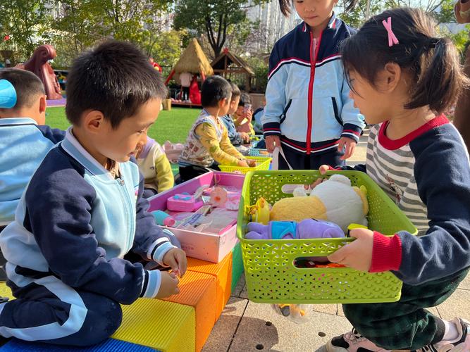 家长们交换闲置婴幼儿用品的现场图