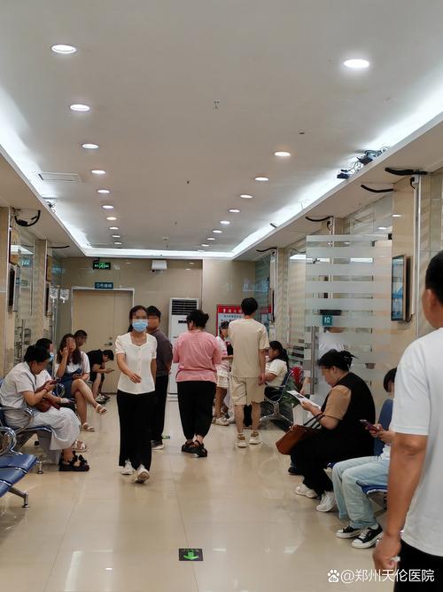 医院候诊大厅人群表情特写等待焦虑